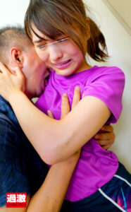 汗だくになったカラダを弄ばれ大混乱！！脇汗、胸汗、尻汗…感じるほど全身からダラダラ止まらない！ 嫌悪感をも上回る快感！