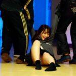 おじさん達が大人の快楽を体に教えるね？まずマシンバイブで膣口を拡げてガン突きしたら、ほらびしゃびしゃお潮が吹き出てきた！