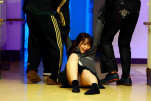 おじさん達が大人の快楽を体に教えるね？まずマシンバイブで膣口を拡げてガン突きしたら、ほらびしゃびしゃお潮が吹き出てきた！