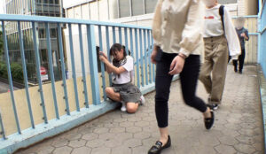 宮崎リン　「お願い、恥ずかしいしバレちゃうから…」激ヤバ・ビッグバンローターをマ○コに入れて街中で潮吹きアクメデート！