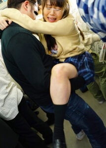 「やめてください！あんっ！入れないで…」気付いた時にはもう遅い！周りを囲まれ逃走不可！何度もイカせてズボッと生挿し！