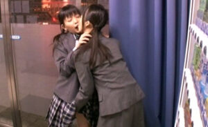 JKは同性に触られ戸惑い抵抗するが、女性ならではのソフトな責めに無理矢理感じさせられてしまう。次第に自ら女を求める…！