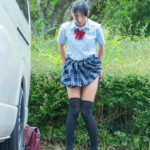 野ションしてるJKに男が媚薬塗ったチンポをハメてレイプ！何とか逃げるも膣内に残った媚薬で発情！野外で大胆指オナニー！