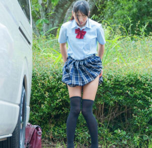 野ションしてるJKに男が媚薬塗ったチンポをハメてレイプ！何とか逃げるも膣内に残った媚薬で発情！野外で大胆指オナニー！