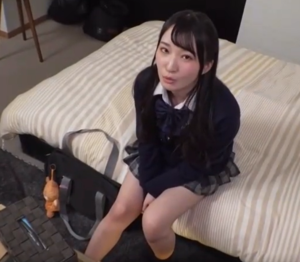 無防備すぎる姿に我慢の限界！押し倒してまんこ広げると口で抵抗してもナカはとろっとろ！指でほじくると即イキ潮吹き散らかす！