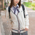 極太ディルドに初めは戸惑うも、ウブなおまんこに先っちょだけ挿入すると途端に発情！美少女JKが自ら腰を振りイキまくる！！