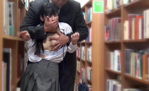 人目も気にせずセックス！図書館で背後から突然チンポ挿入し、その状態のまま館内を大移動！少女は羞恥心とデカチンで見事発情！