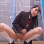美少女女子高生がカメラの前で大胆オナニー！最初は先っぽだけのつもりが膣にニュプリと入ってくるディルドの快楽に負け腰振り！