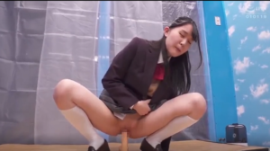 美少女女子高生がカメラの前で大胆オナニー！最初は先っぽだけのつもりが膣にニュプリと入ってくるディルドの快楽に負け腰振り！