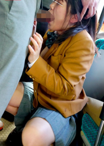 通学バスにいた超無防備の女子高生に痴漢…！最初は怯えるも感じすぎて顔がとろける…おまんこも濡れてきたので生チンポ挿入！