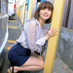 「アンッ！もうだめぅ…我慢できない…」街中の人ごみでおまんこに入れられたバイブを遠隔操作されて腰砕け羞恥絶頂！！