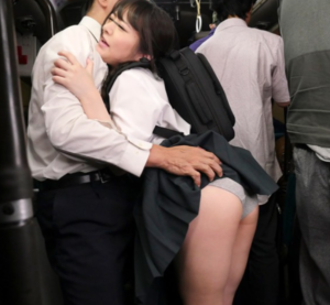 バスで尻を鷲掴みされても気持ち良すぎて抵抗出来ない巨尻女子高生！びしょ濡れになったおマンコに生チンポ挿入中出しされる！