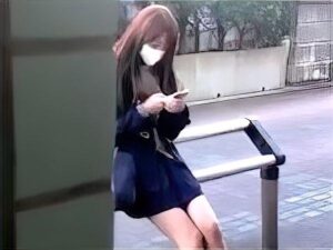 美少女女子高生が通学中の車内で痴漢されてイカされまくる！バレないようスカートの中に挿入されたチンポで中出し種付けされる…