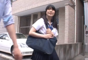 素人美少女女子校生が言葉巧みに攫われ屈辱のレイプ！激しくおマンコかき回されて潮吹き絶頂した敏感な膣内へ生中出しされる！