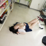 『万引きJKに罰を与えます』男2人でお仕置きレイプ！「ここにも何か隠してるな？」パンツの中まで隠していないかチェック！