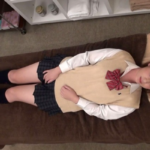 《女子高生x性感マッサージ》緊張する身体を徐々にほぐしていくと「ママには言わないで…」最後は中出しフィニッシュ！