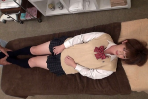 《女子高生x性感マッサージ》緊張する身体を徐々にほぐしていくと「ママには言わないで…」最後は中出しフィニッシュ！