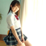 【鈴原海未】純粋そうなスレンダーボディの制服美少女がはにかみ笑顔でこちらを見つめながら無垢な身体を見せつける！