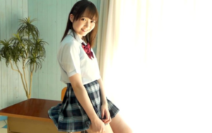 【鈴原海未】純粋そうなスレンダーボディの制服美少女がはにかみ笑顔でこちらを見つめながら無垢な身体を見せつける！
