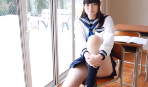 【花村絵里】笑顔がキュートなちょいむち美少女！教室でスカートをめくりあげて布面積の小さいパンティを見せつける