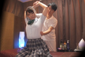 《巨乳女子高生xマッサージ》女子力UPのために訪れた制服美少女！変態男の口車にのり性感オイルマッサージが始まる！