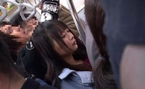 清楚な美少女女子校生が満員電車で鬼畜痴漢レイプで犯される！身動き取れない状態で敏感なおマンコに肉棒ぶち込まれ中出しされ…