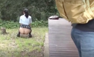 【野外でレイプ】外でおしっこしているJKを見つけたので媚薬を塗ってレイプしたら…効果が強すぎたみたいで1人で潮吹してたw