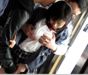 尾上若葉　美少女女子校生が人目につかないところで鬼畜輪姦レイプされてしまう…自らのカラダを大量にチンポで囲まれ凌辱され…